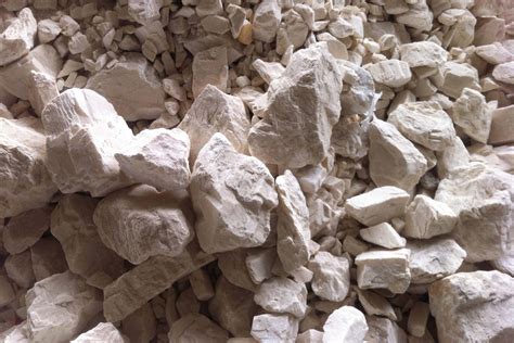  Barite: Un Minéral Indispensable Pour la Forage Pétrolier et les Peintures de Haute Performance?