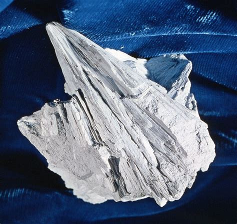  Wollastonite: Un Minéral Métamorphique Pour L’Industrie Céramique et la Fabrication de Composites !